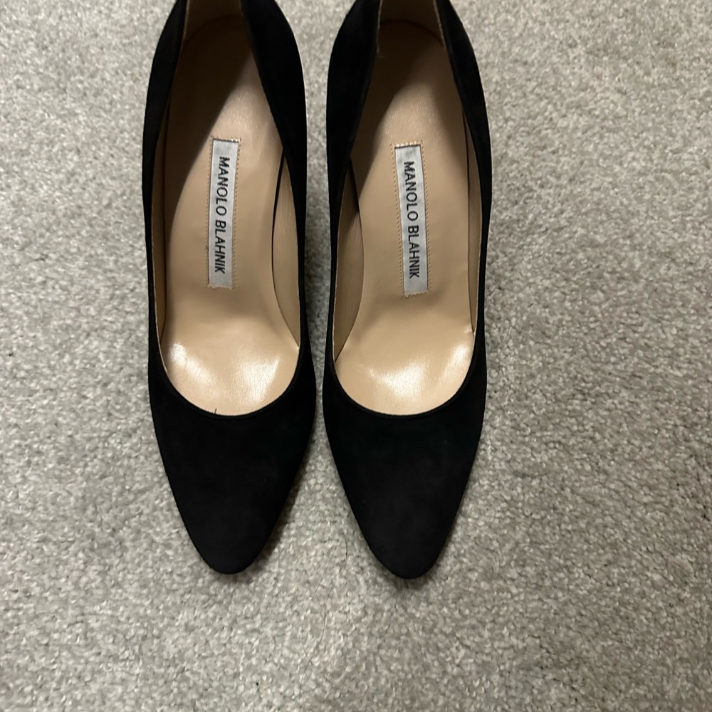 Brand new in the box never worn Manolo Blanknic Tucci suede pumps.
